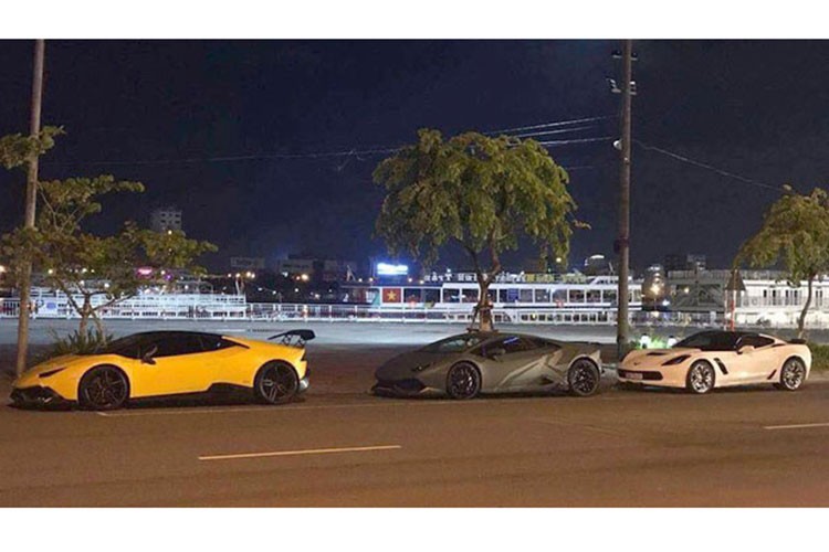 Dẫn đầu đoàn  siêu xe tại Đà Nẵng là chiếc Lamborghini Huracan mang biển kiểm soát Sài Gòn tứ quý 8 từng thuộc sở hữu của đại gia Cường Đô La. Theo sau chính là Huracan xám sở hữu biển sảnh “san bằng tất cả”. và chốt đoàn là Chevrolet Corvette C7 Z06 của tay chơi Nha Trang